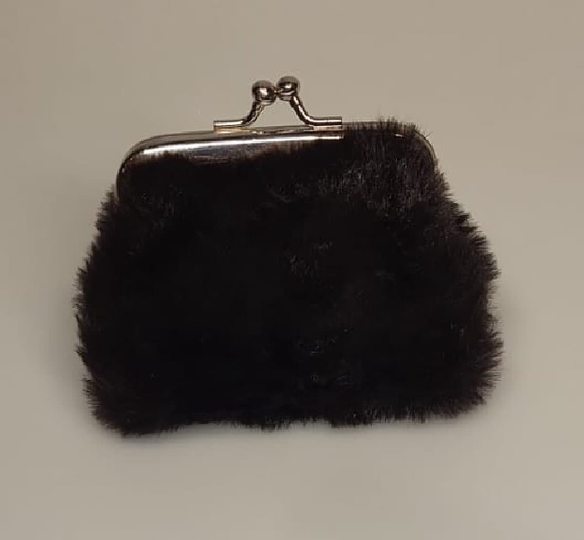 Gemakkelijk om erbij te hebben, deze handige knipportemonnee. Een kleine zwarte, schattige en knuffel zachte portemonnee. Erg leuk om te kopen voor uzelf of om cadeau te geven.