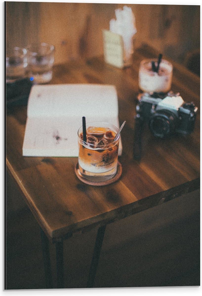 Dibond - Tafel met Koffie, Boek en een Camera - 40x60 cm Foto op Aluminium (Wanddecoratie van metaal)