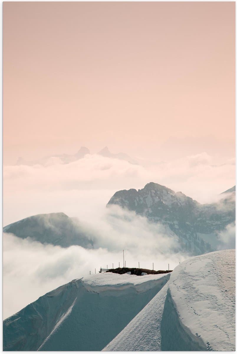 Poster Glanzend – Bergen - Sneeuw - Wolken - Wit - 40x60 cm Foto op Posterpapier met Glanzende Afwerking