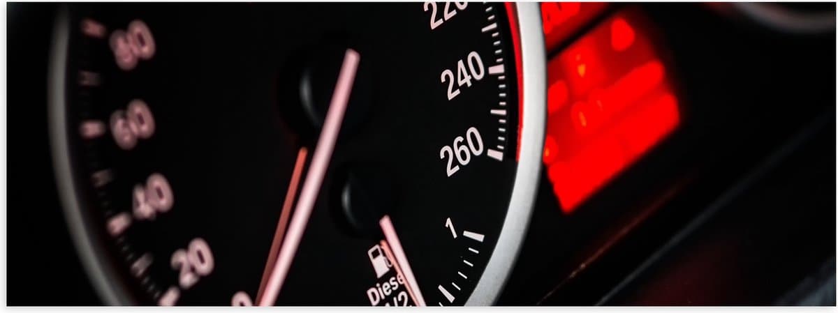 Poster Glanzend – Snelheidsmeter van Auto - 90x30 cm Foto op Posterpapier met Glanzende Afwerking