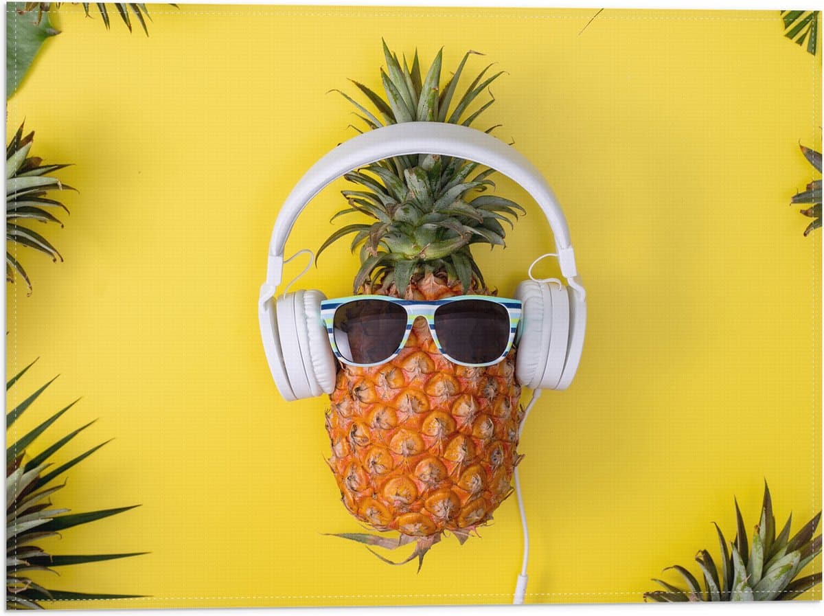 Vlag - Ananas met Witte Headset op Felgele Achtergrond - 40x30 cm Foto op Polyester Vlag