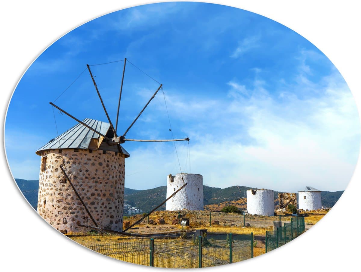 PVC Schuimplaat Ovaal - De Windmolens van Bodrum onder Sluierbewolking, Turkije - 108x81 cm Foto op Ovaal (Met Ophangsysteem)