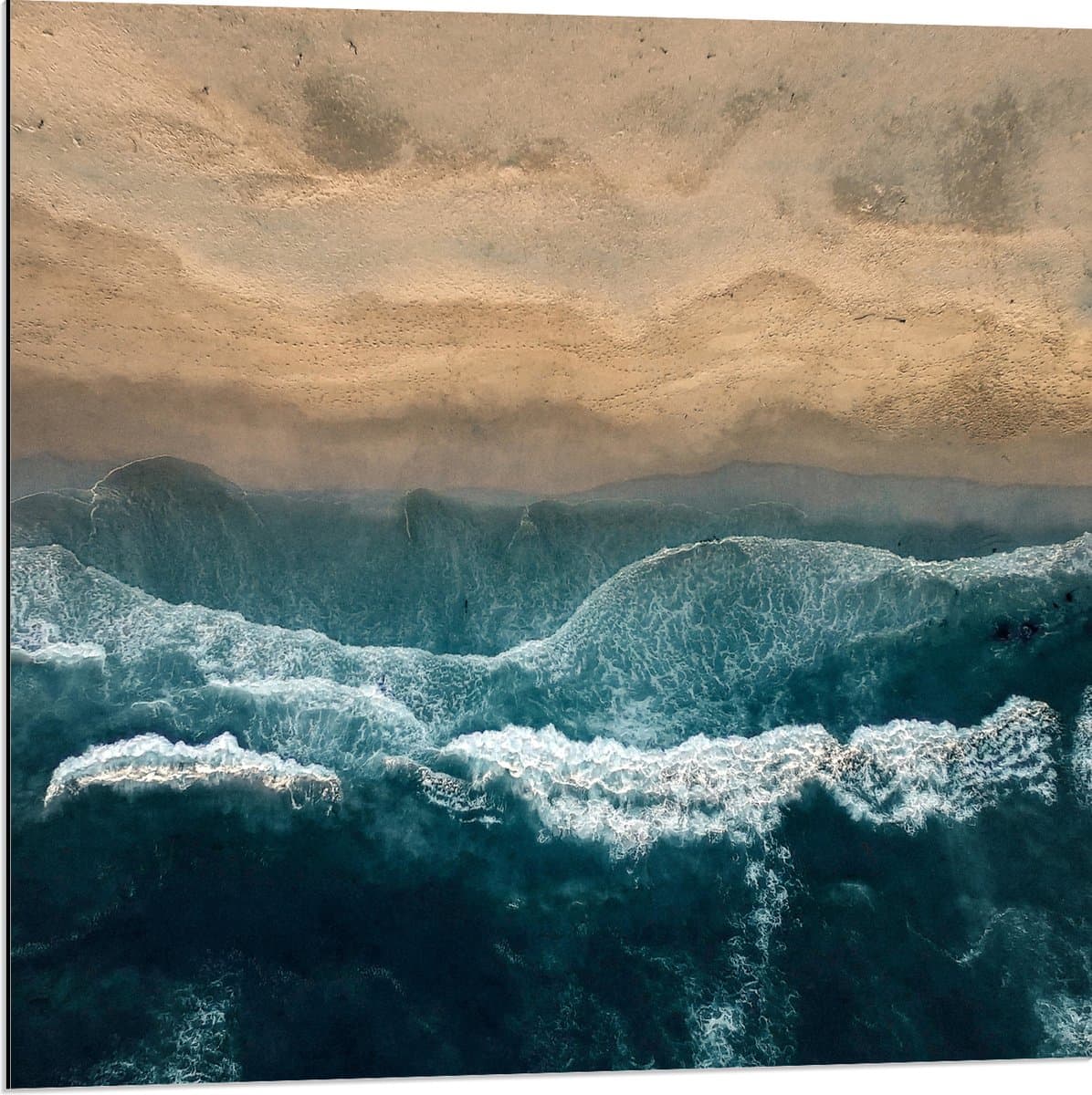 Dibond - Golvende Zee en Strand van Boven - 80x80 cm Foto op Aluminium (Wanddecoratie van metaal)