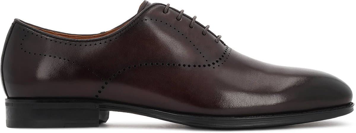Brown oxfords in genuine leather with subtle broguing