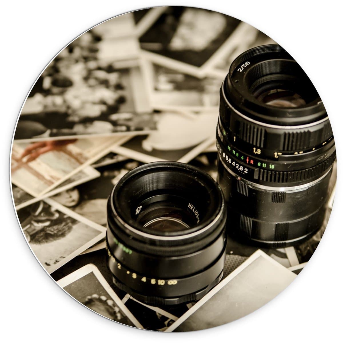 Forex Wandcirkel - Twee Lenzen van Camera bij Foto's  - 70x70cm Foto op Wandcirkel (met ophangsysteem)
