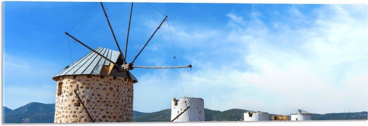 Acrylglas - De Windmolens van Bodrum onder Sluierbewolking, Turkije - 90x30 cm Foto op Acrylglas (Met Ophangsysteem)