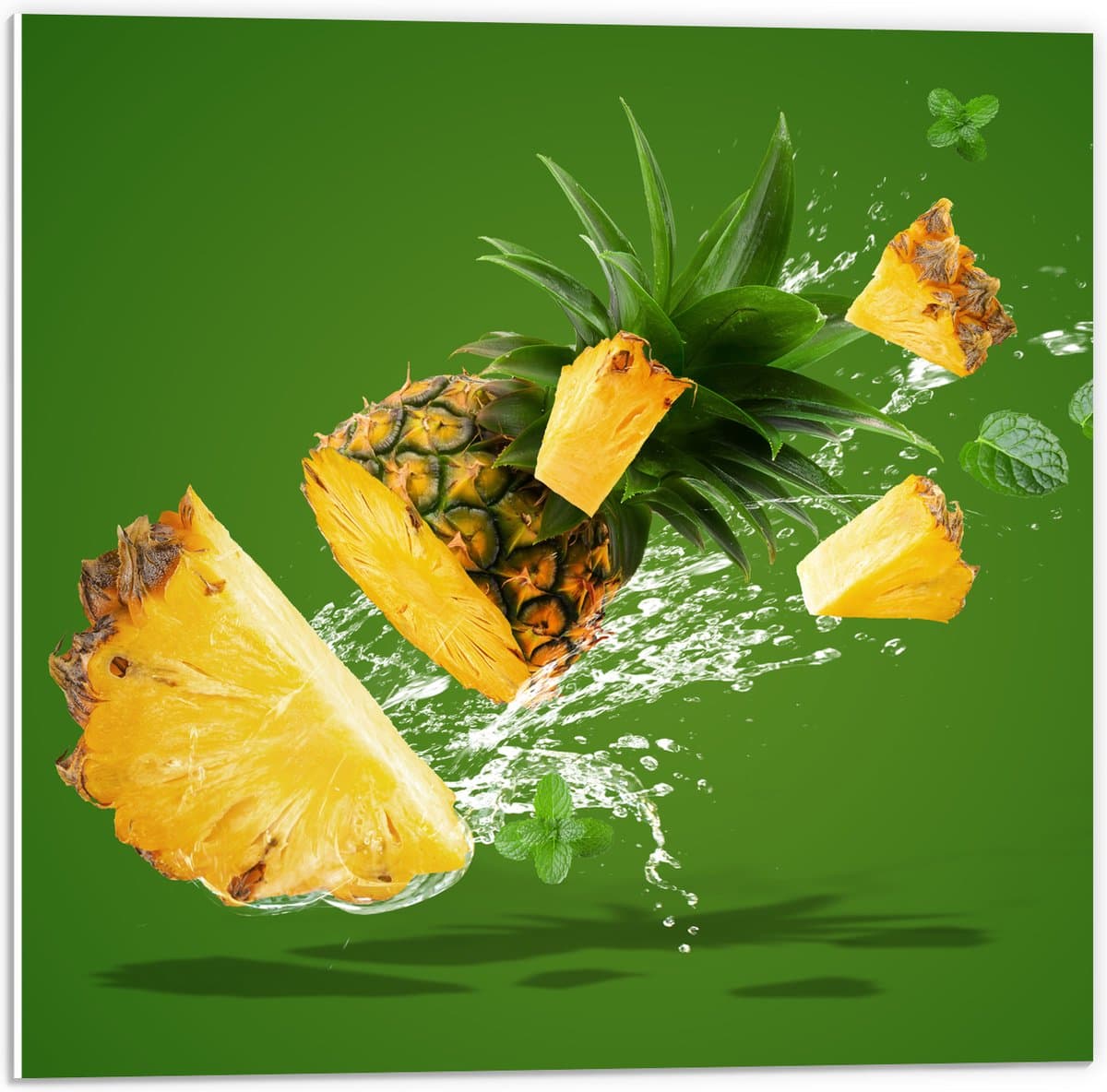 PVC Schuimplaat- Gele Ananas in Stukken tegen Groene Achtergrond - 50x50 cm Foto op PVC Schuimplaat