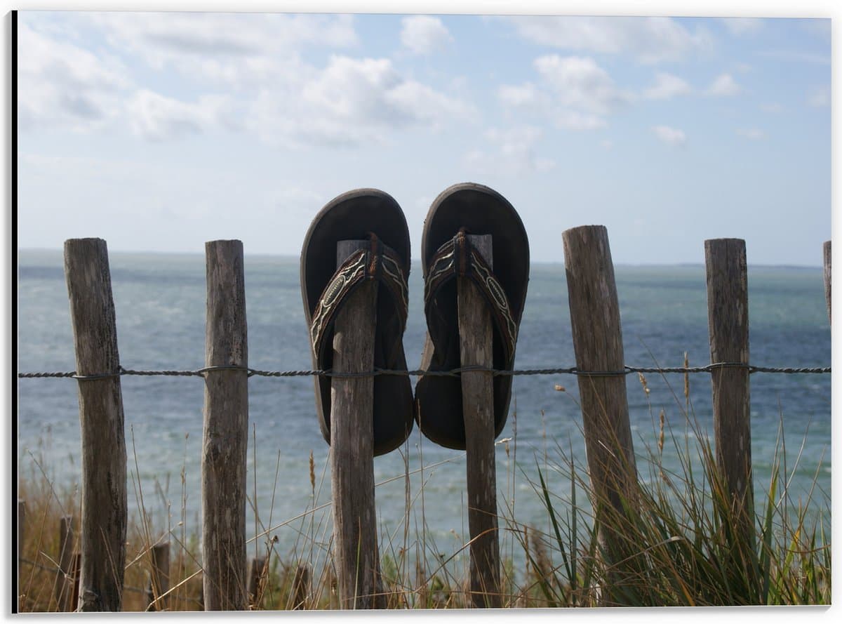 Dibond - Slippers - Hek - Strand - Zee - Hout - 40x30 cm Foto op Aluminium (Met Ophangsysteem)
