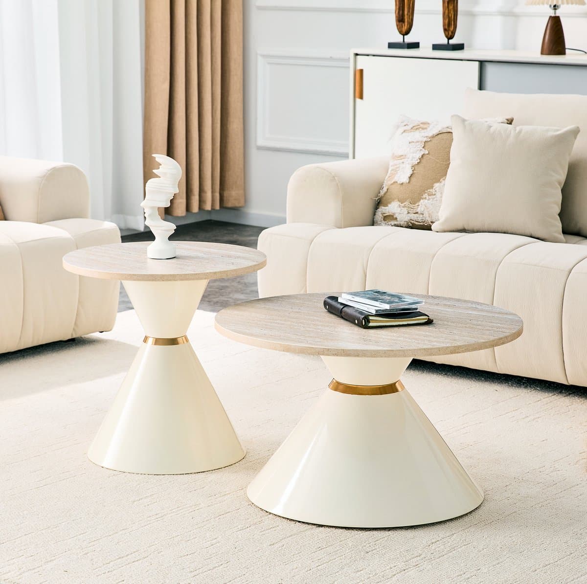 MEUNIQ Set van 2 ronde nestbare salontafels Ø 70 en Ø 50 cm met travertinlook blad, crèmekleurige metalen voet en gouden accenten