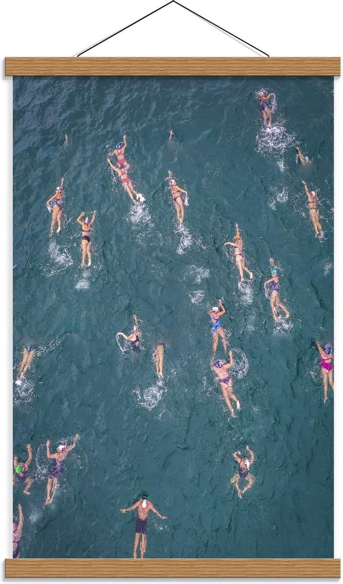 Schoolplaat – Groep Zwemmende Mensen in de Zee - 40x60cm Foto op Textielposter (Wanddecoratie op Schoolplaat)