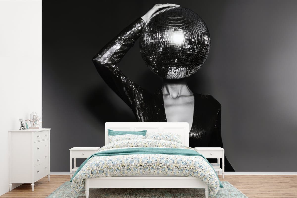 Behang - Fotobehang Discobal - Gezicht - Glamour - Zwart - Breedte 330 cm x hoogte 220 cm
