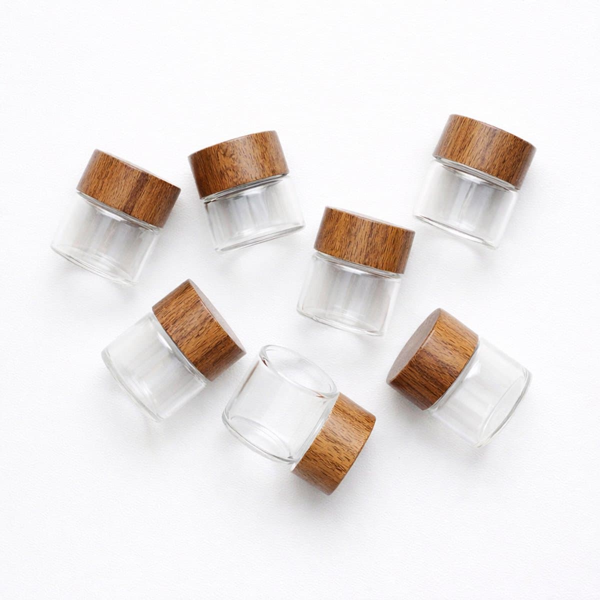 5-delige Mini Glazen Potjes 10ml met Houten Deksel – Luchtdichte Opbergpotjes voor Kruiden, Cosmetica, Reizen & Keuken – Compacte Glazen Containers Set