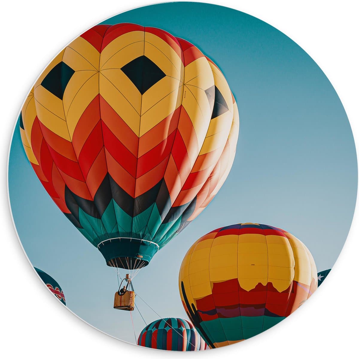 PVC Schuimplaat Muurcirkel - Man in Mandje onder Kleurrijke Luchtballon omringd door Luchtballonnen - 60x60 cm Foto op Muurcirkel (met ophangsysteem)