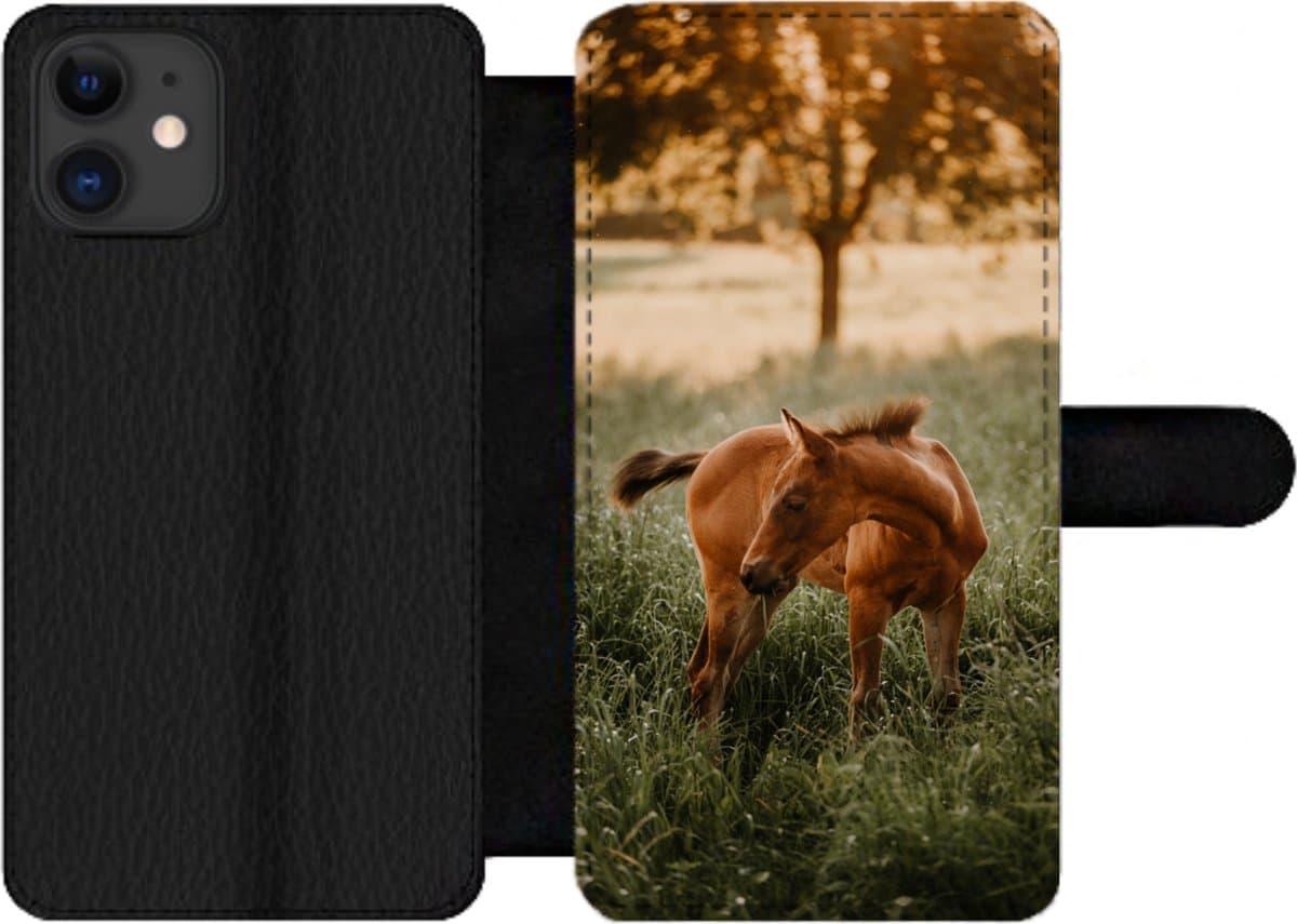 Telefoonhoesje Geschikt voor iPhone 12 Pro telefoonhoesje - Paard - Gras - Boom - Met vakjes - Wallet case met magneetsluiting