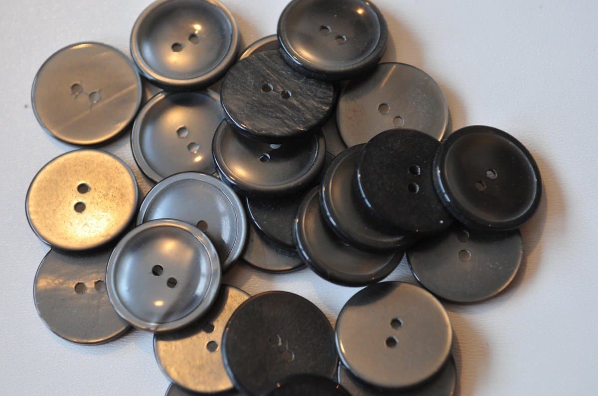 Mooie Grijze 2 gaats knoop. Doorsnede 21,5mm. Zakje van 25 stuks.