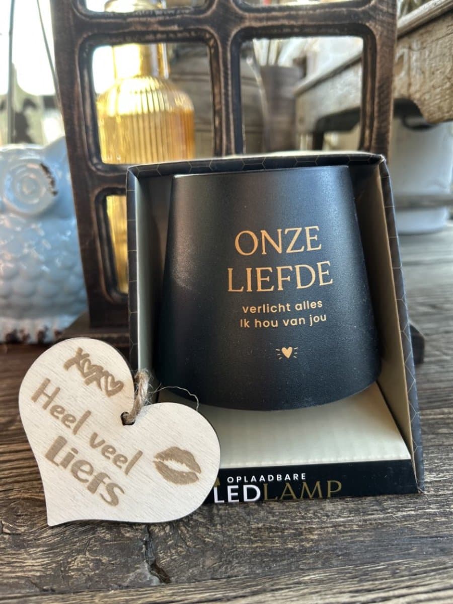 Creaties van Hier – Oplaadbare Led Tafellamp Onze liefde met houten hartje – 13,5 cm – mat zwart met goude bedrukking
