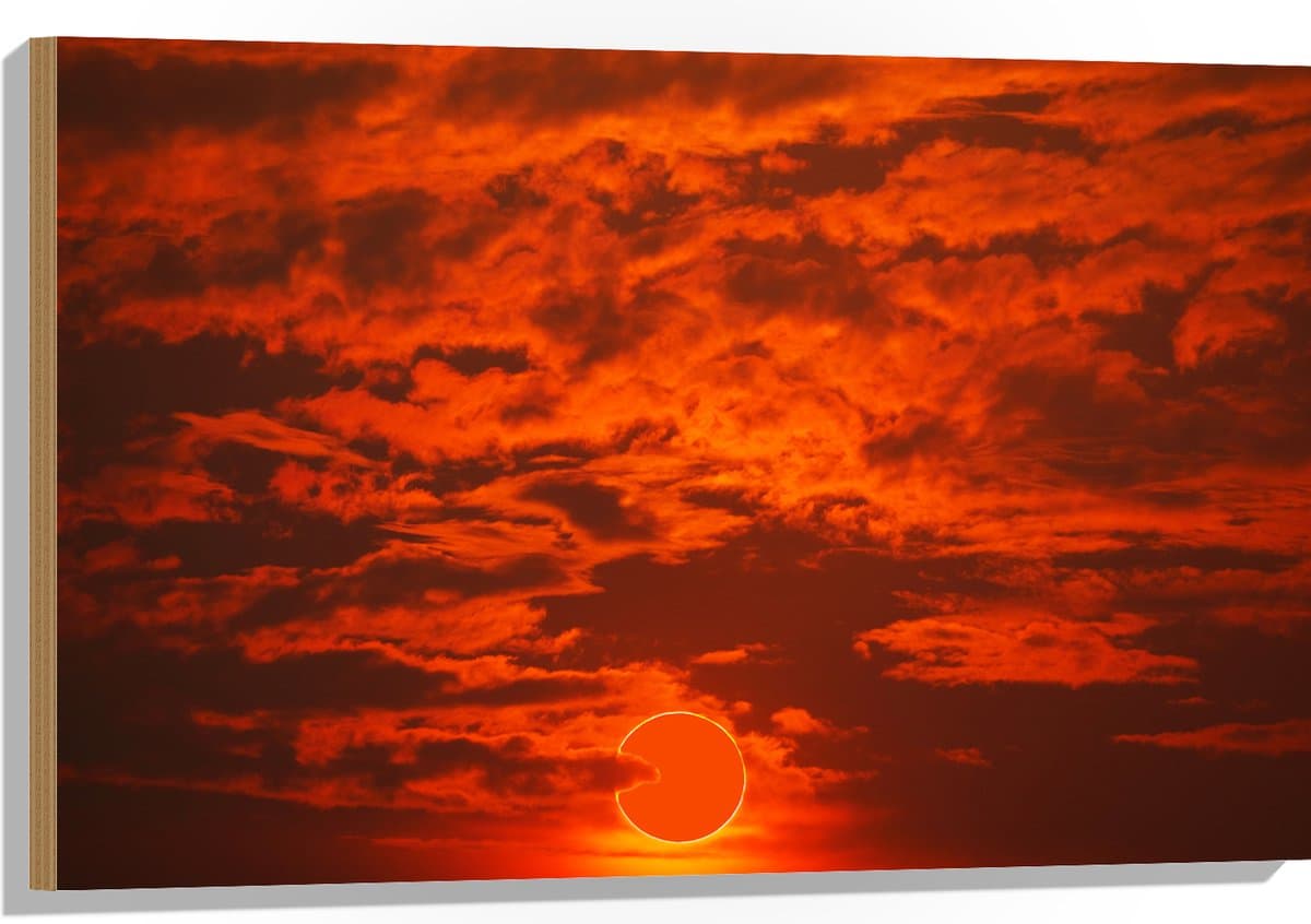 Hout - Rode Gloed in Lucht door Complete Zonsverduistering - 90x60 cm - 9 mm dik - Foto op Hout (Met Ophangsysteem)