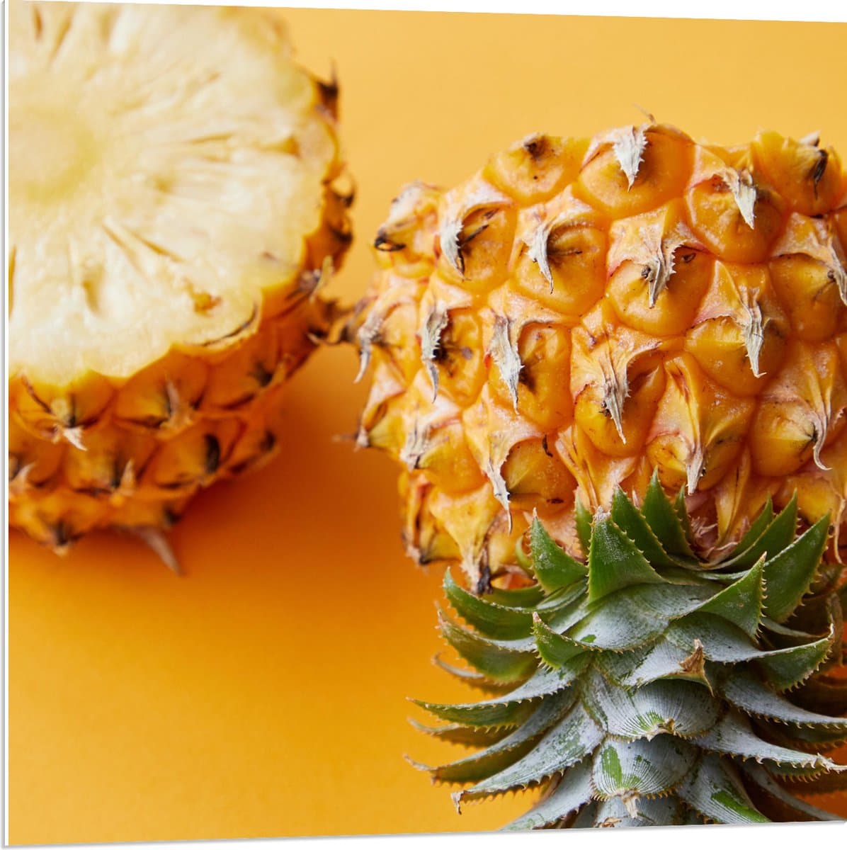 PVC Schuimplaat- Ananas in Tweeën met Gele Achtergrond - 80x80 cm Foto op PVC Schuimplaat