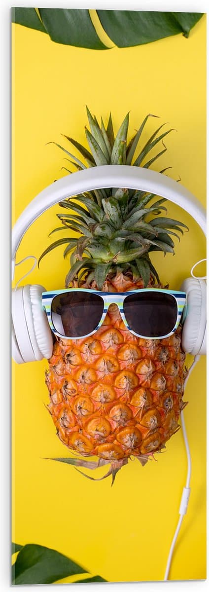 Acrylglas - Ananas met Witte Headset op Felgele Achtergrond - 30x90 cm Foto op Acrylglas (Met Ophangsysteem)