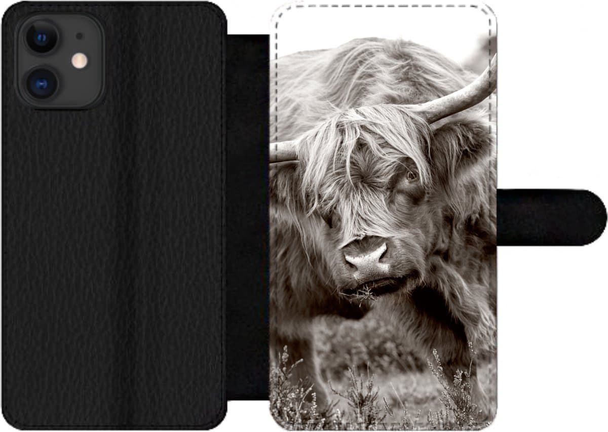 Telefoonhoesje Geschikt voor iPhone 12 Pro telefoonhoesje - Schotse Hooglander - Zwart - Wit - Hoorns - Met vakjes - Wallet case met magneetsluiting