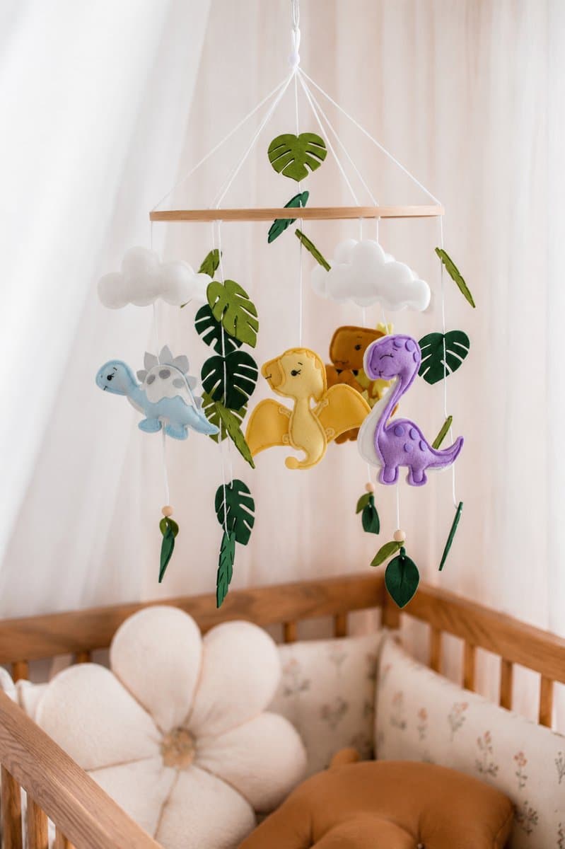 Boxmobiel Dino - Baby Mobiel van Vilt – & Wiegmobiel – Handgemaakt – Unieke Babykamer Decoratie – Zonder Muziekarm -
