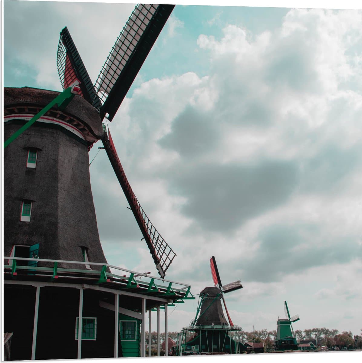 PVC Schuimplaat - Windmolens met Groene Details aan het Water - 80x80 cm Foto op PVC Schuimplaat (Met Ophangsysteem)