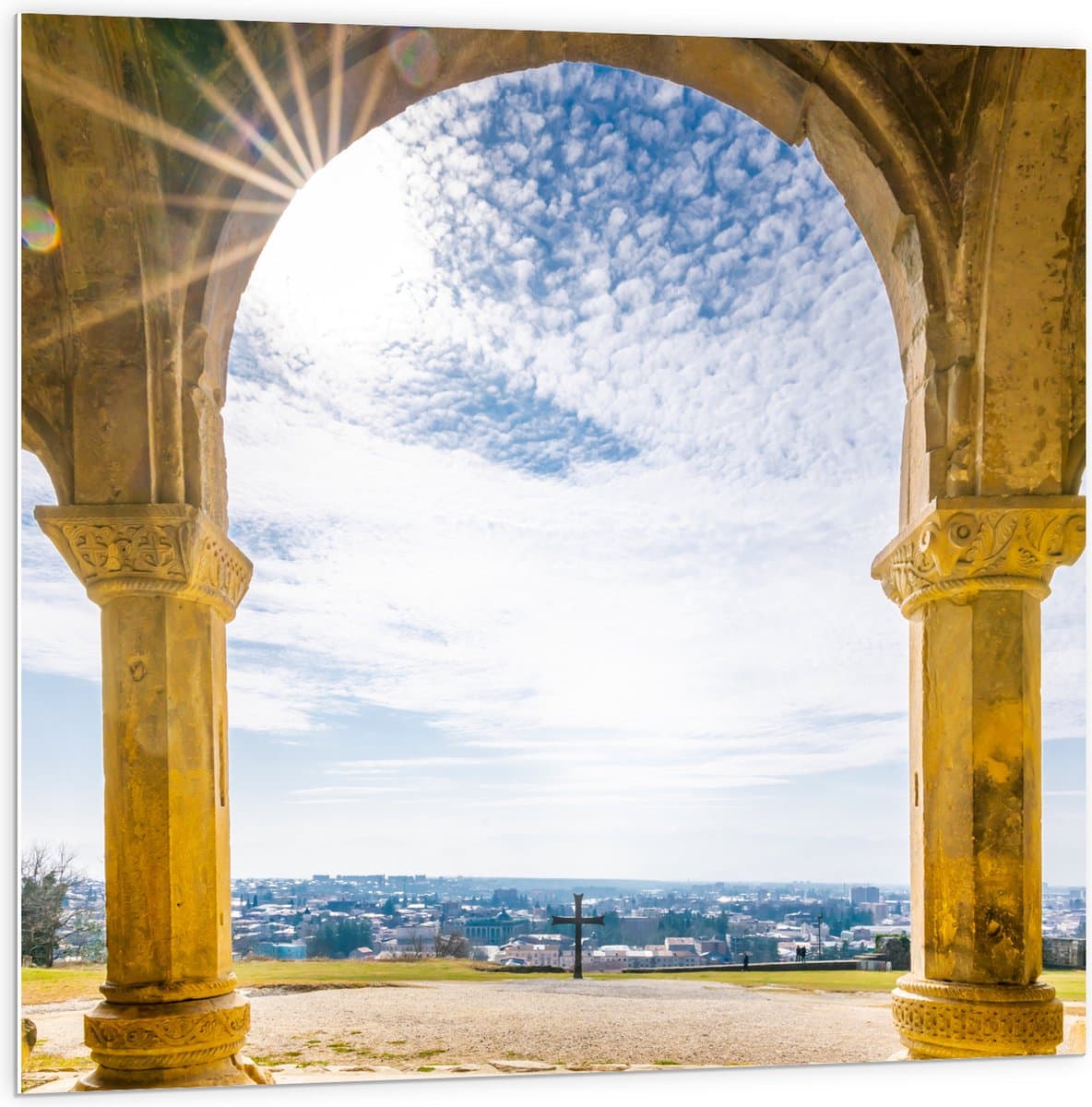 PVC Schuimplaat - Zon door Sluierbewolking op Ingang van Stenen Tempel - 100x100 cm Foto op PVC Schuimplaat (Met Ophangsysteem)