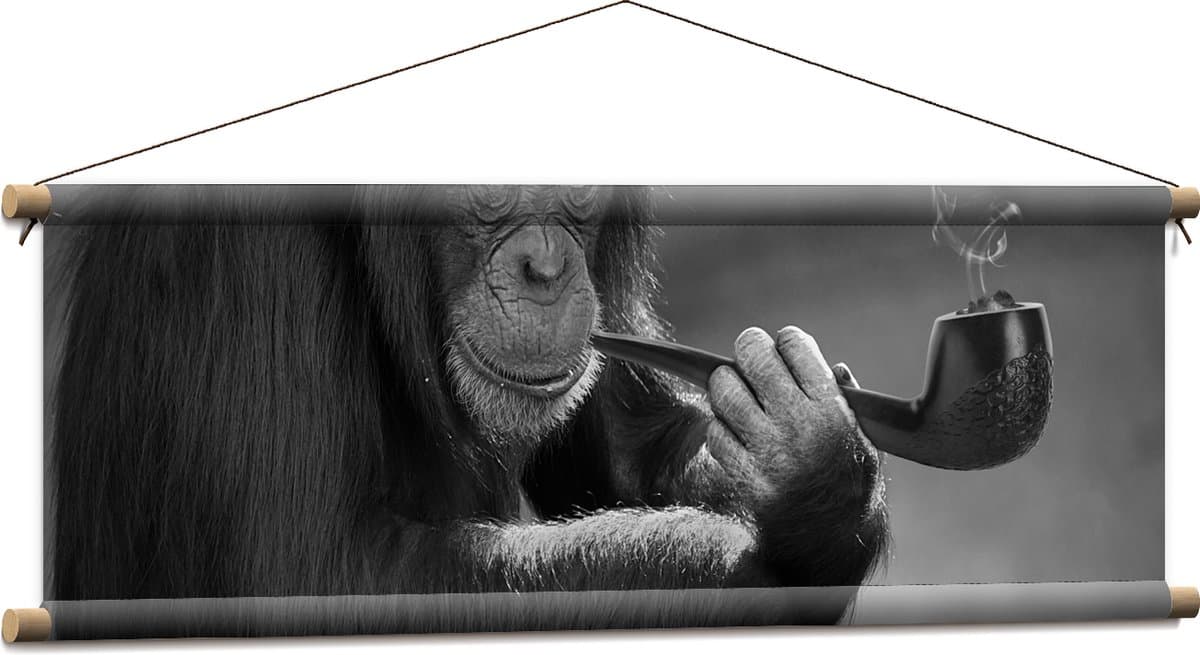 Textielposter - Chimpansee Aap Rokend aan Pijp (Zwart- wit) - 90x30 cm Foto op Textiel