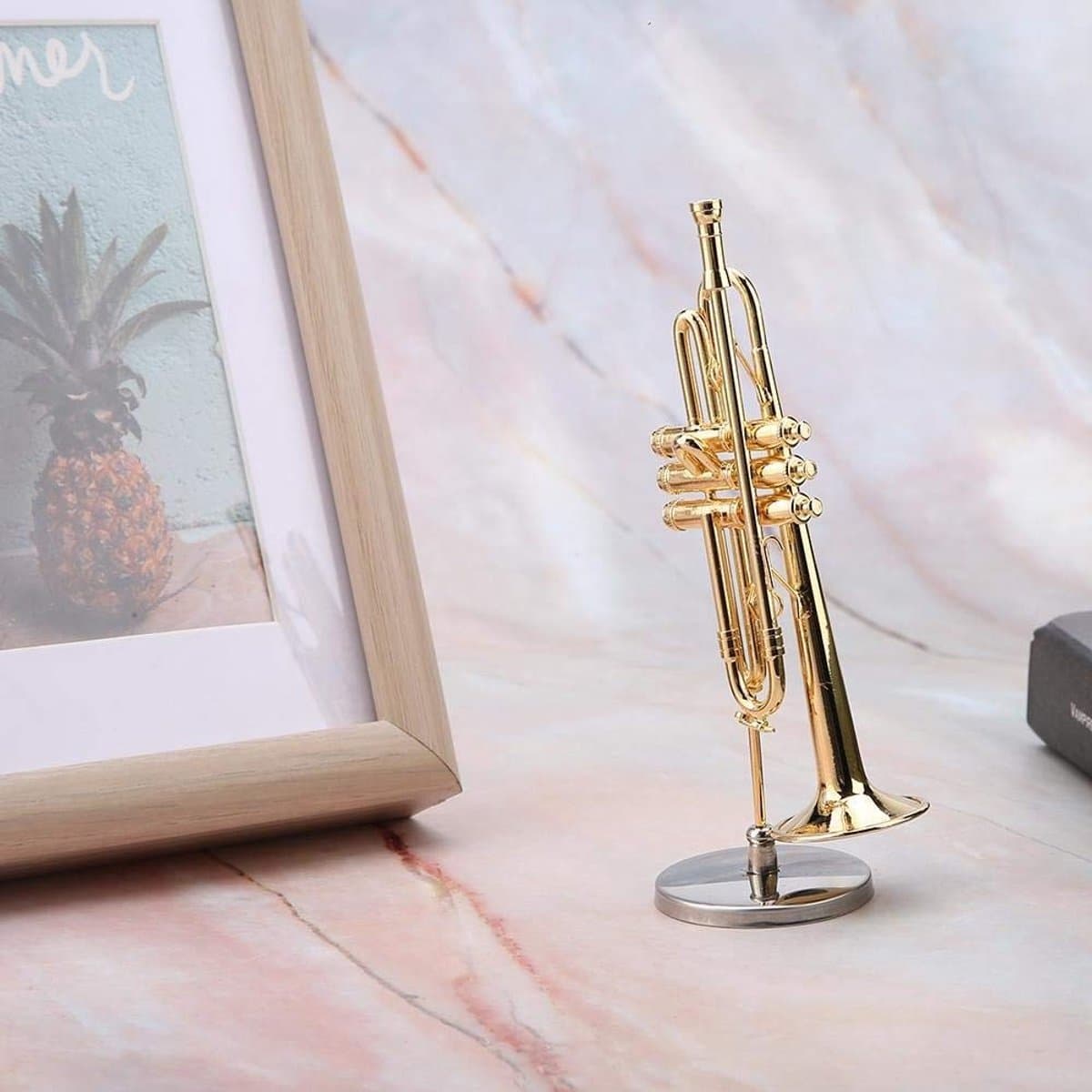 Dailygoods- Miniatuur Trompet Verguld - Muziekinstrument Model - Decoratief Object - Geschenkidee Voor Muziekliefhebbers - Inclusief Case/Stand - Professionele Kwaliteit