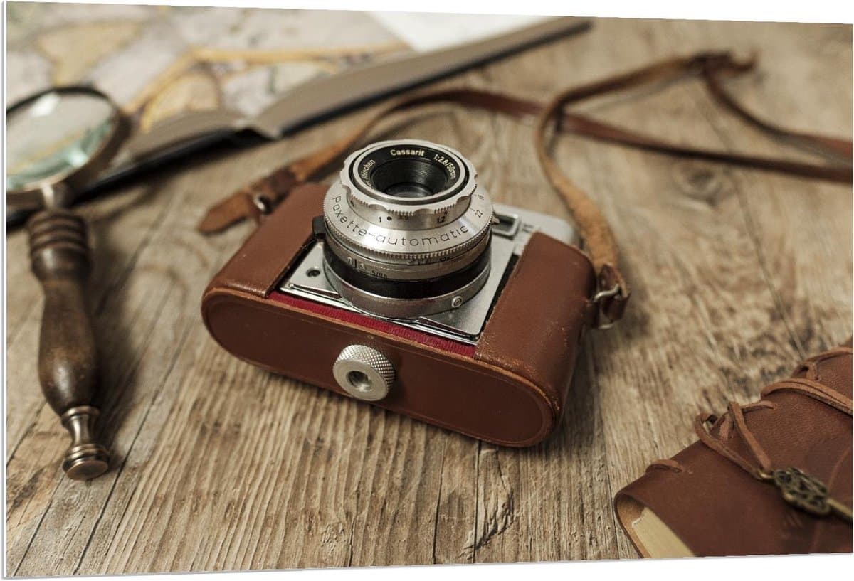 Forex - Bruine Camera op Tafel - 120x80cm Foto op Forex