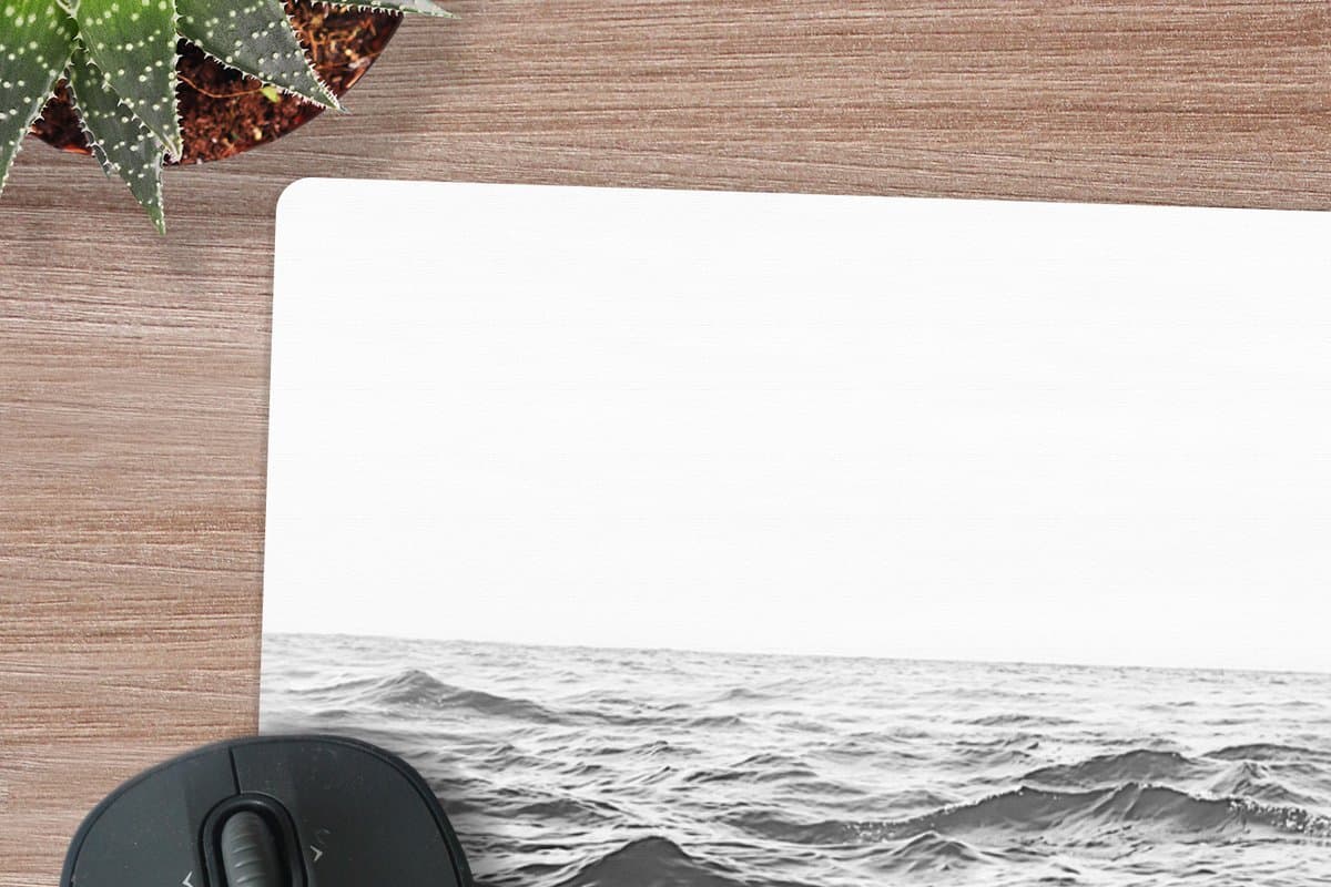 Muismat XXL 80x60 cm - Bureau onderlegger - Bureau mat Zee - Water - Natuur - Zwart wit - Bureaumat - Gaming mousepad xl - Bureaulegger groot - Computer deskmat