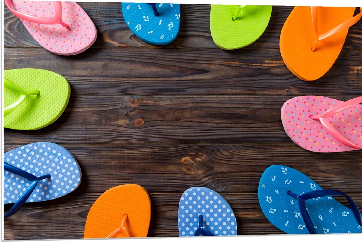 PVC Schuimplaat- Kader van Zomerse Slippers in Verschillende Kleuren op Houten Tafel - 90x60 cm Foto op PVC Schuimplaat