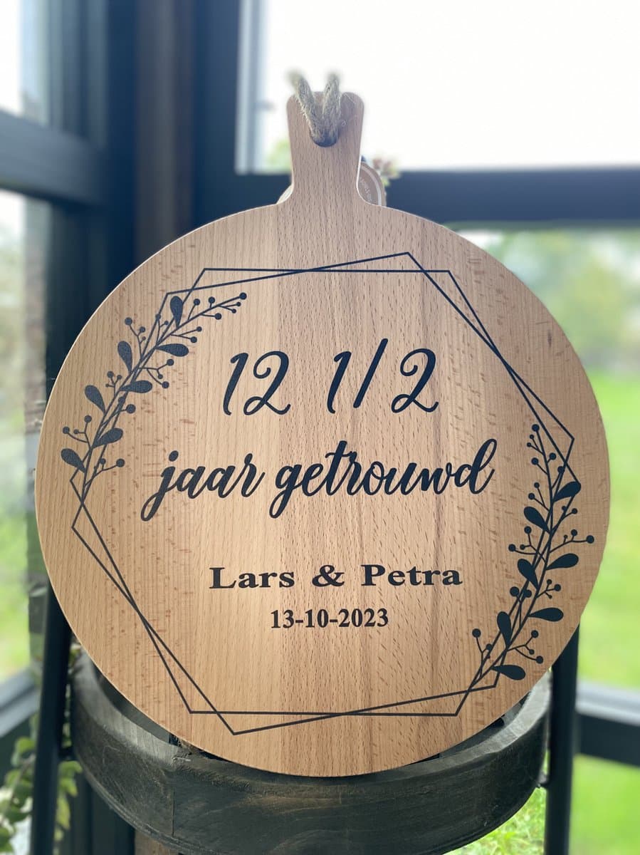 Creaties van hier - serveerplank - 12, 5 jaar getrouwd - gepersonaliseerd cadeau - 30 cm - hout