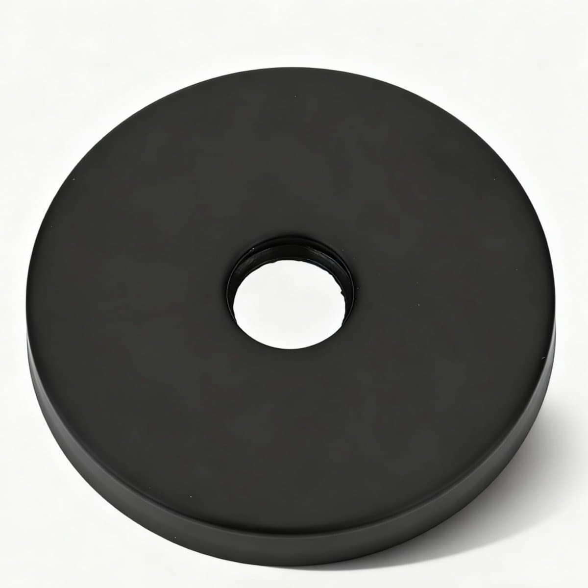 Allecto - Douchearm - Moderne - Duurzame - Grote Diameter - Flens - Zwart - Rubberen Afdichting - G1/2 - Rozetplaat - Douchesysteem
