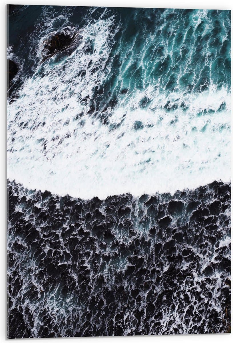 Acrylglas - Bovenaanzicht van Rotsen hangend over Zee - 50x75 cm Foto op Acrylglas (Met Ophangsysteem)