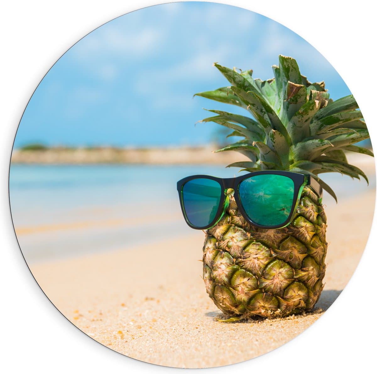 Dibond Muurcirkel - Ananas met Zonnebril Chillend op het Strand - 90x90 cm Foto op Aluminium Muurcirkel (met ophangsysteem)