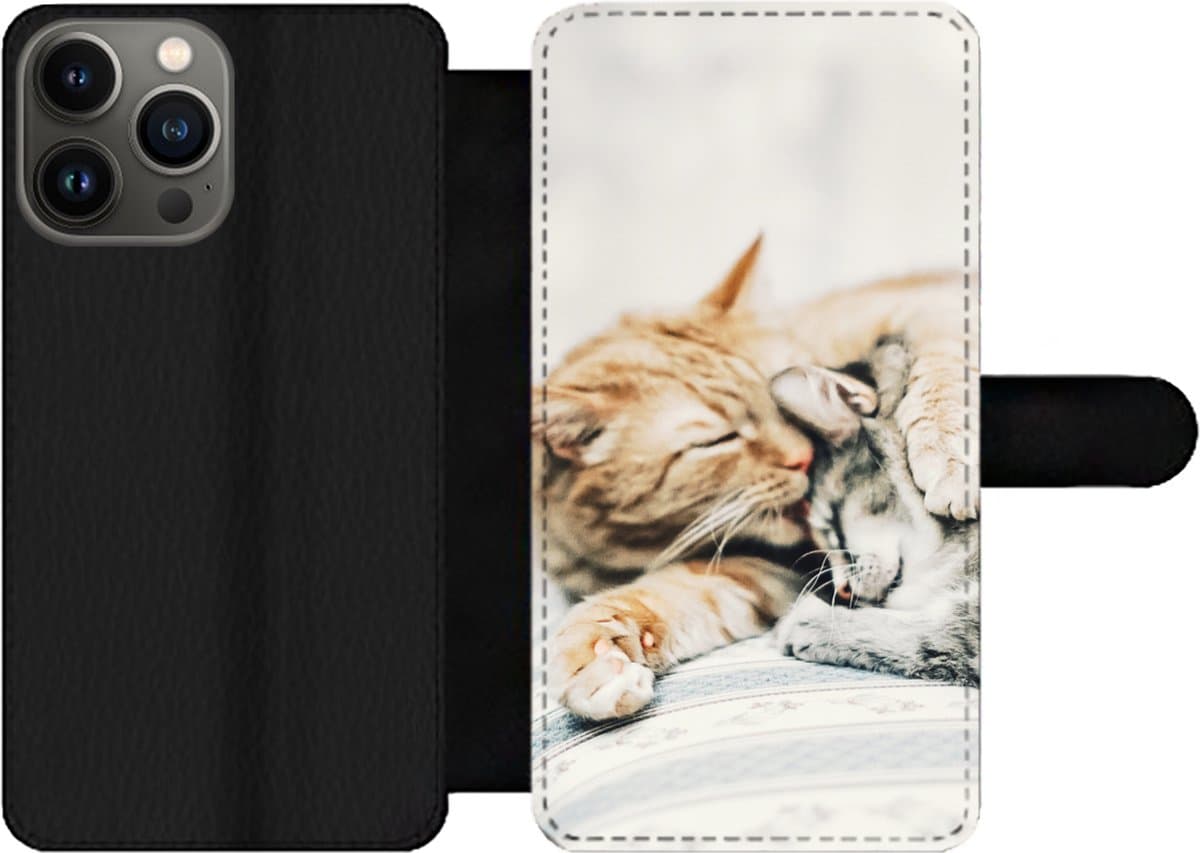 Telefoonhoesje Geschikt voor iPhone 13 Pro Max telefoonhoesje - Katten - Bank - Woonkamer - Met vakjes - Wallet case met magneetsluiting