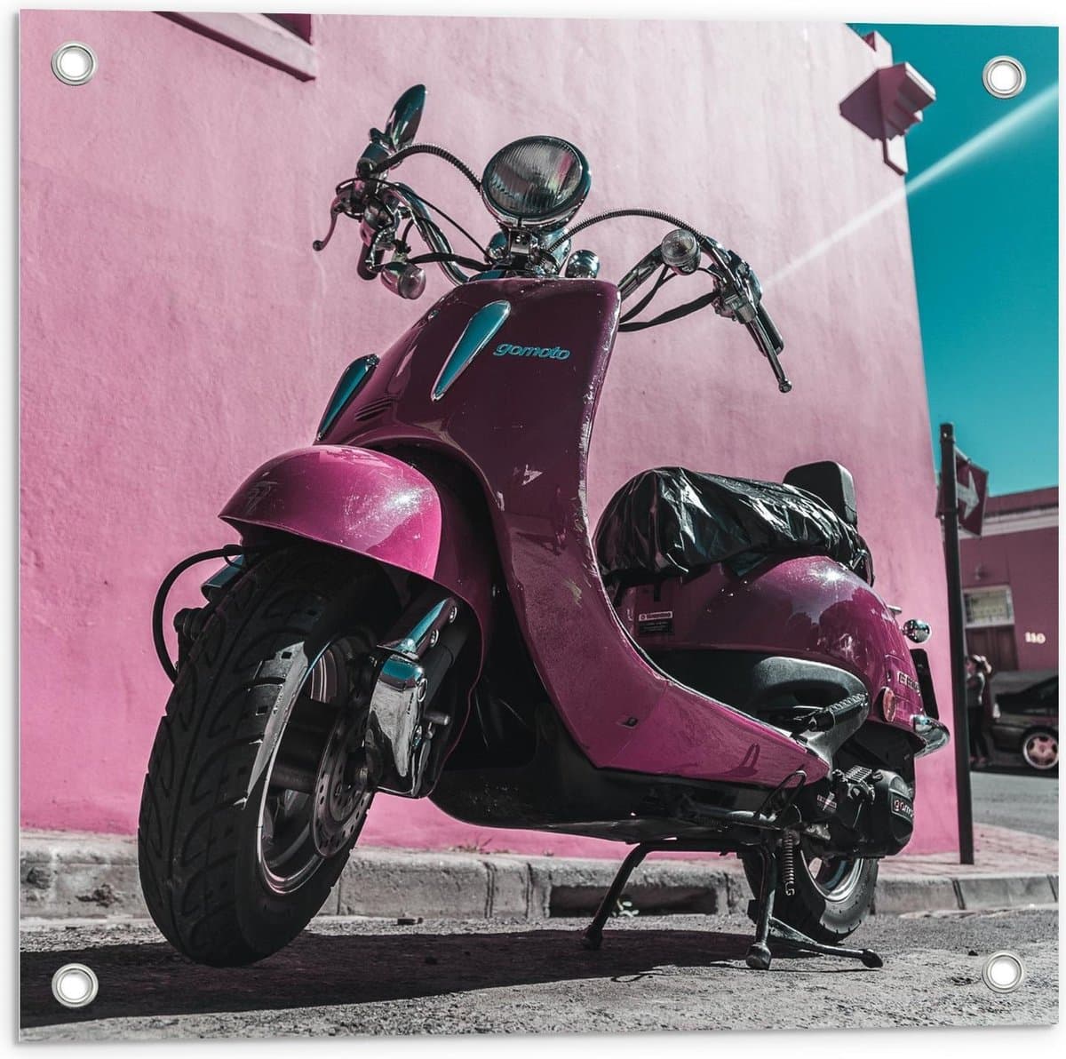 Tuinposter – Roze Retro Scooter Gomoto - 50x50cm Foto op Tuinposter  (wanddecoratie voor buiten en binnen)