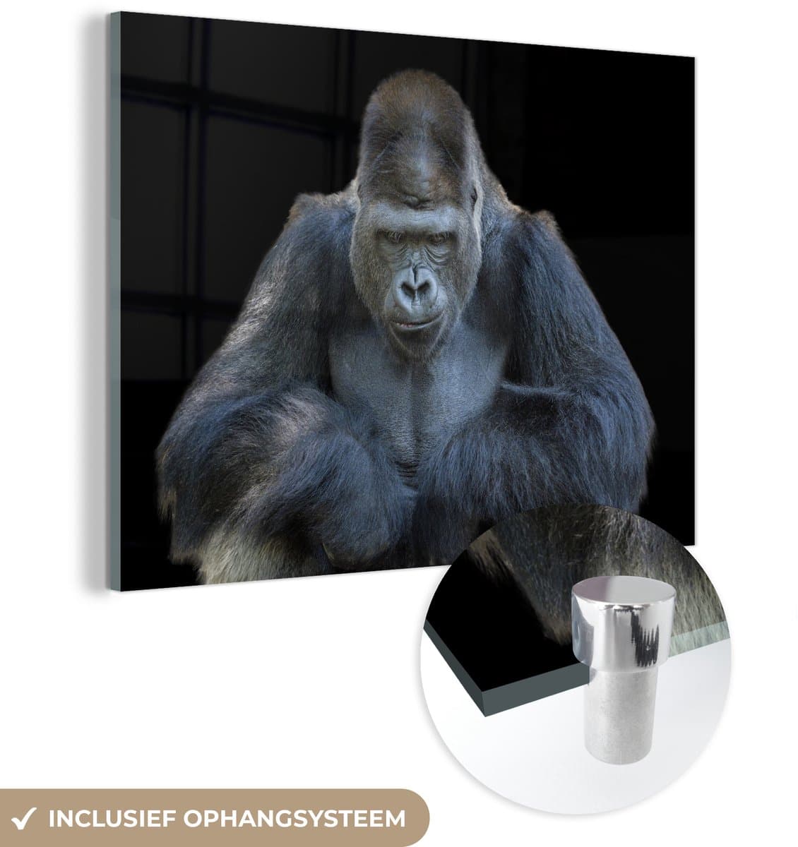 ® Glasschilderij 120x90 cm - Schilderij acrylglas - Een Gorilla kijkt indrukwekkend in de camera - Foto op glas - Muurdecoratie woonkamer - Wanddecoratie slaapkamer - Schilderijen