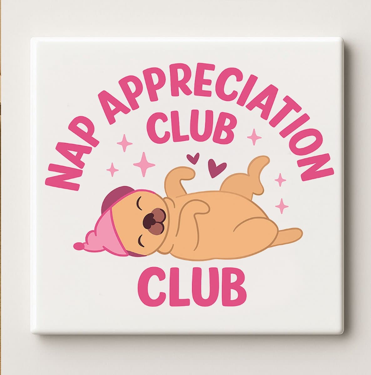 Nap Appreciation Club Keramische Tegel 15x15cm – Schattige Slapende Hond Wanddecoratie – Grappig Cadeau voor Huis & Slaapkamer