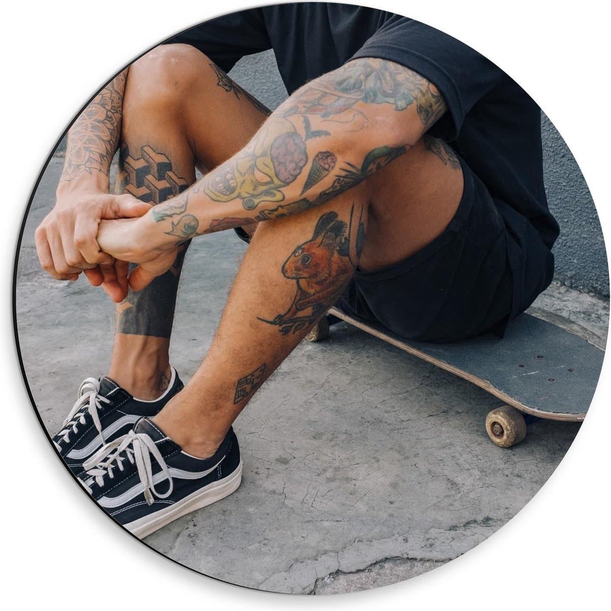 Dibond Wandcirkel - Getatoeëerde Man op Skateboard  - 30x30cm Foto op Aluminium Wandcirkel (met ophangsysteem)