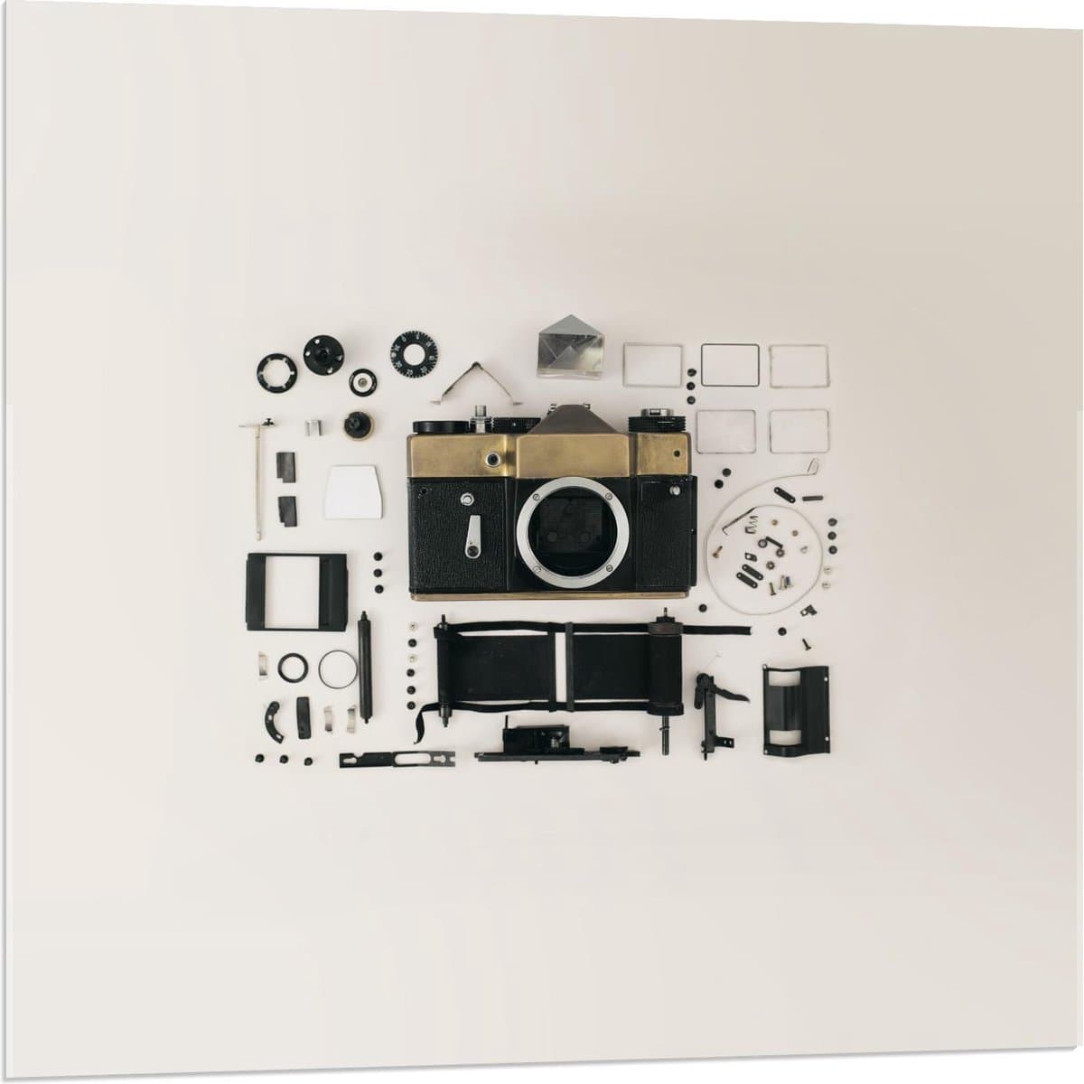 Acrylglas - Camera met Onderdelen op Witte Achtergrond - 80x80cm Foto op Acrylglas (Wanddecoratie op Acrylglas)