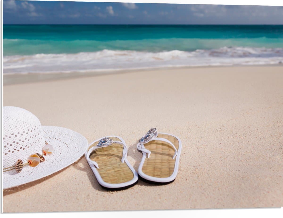 PVC Schuimplaat - Slippers en Hoed op Strand - 80x60 cm Foto op PVC Schuimplaat (Met Ophangsysteem)