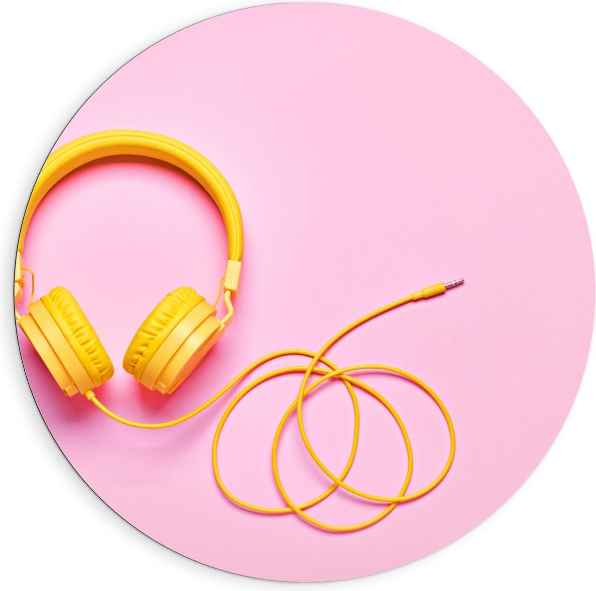 Dibond Muurcirkel - Gele Headset tegen Roze Achtergrond - 90x90 cm Foto op Aluminium Muurcirkel (met ophangsysteem)