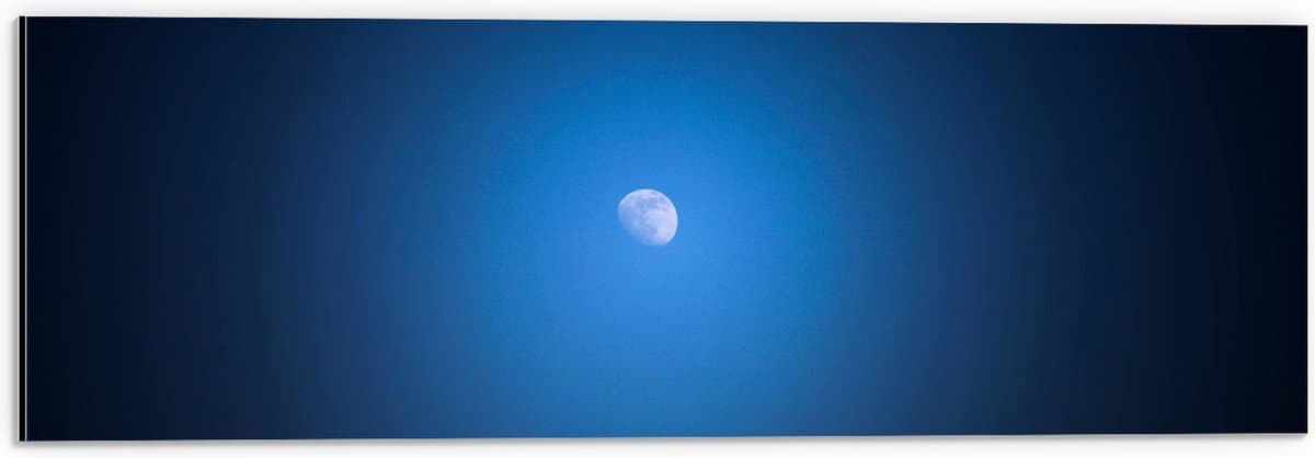Dibond - Kleine Maan in Grote Donkerblauwe Lucht - 60x20 cm Foto op Aluminium (Met Ophangsysteem)