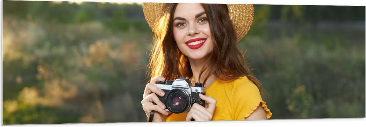 PVC Schuimplaat- Vrouw - Hoed - Natuur - Camera - Fotograaf - 150x50 cm Foto op PVC Schuimplaat