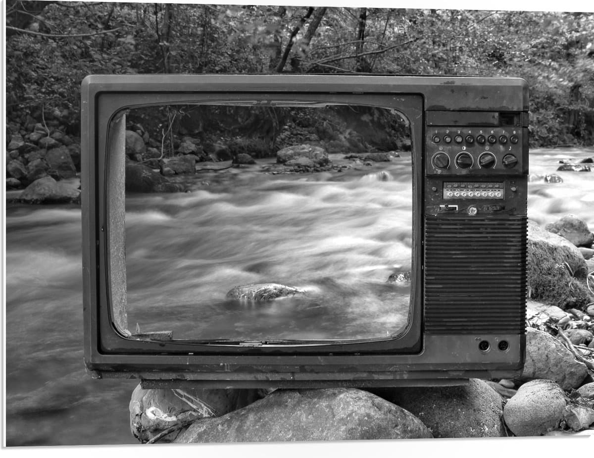PVC Schuimplaat - Oude Vintage Televisie met Doorkijk op Rivier (Zwart-wit) - 80x60 cm Foto op PVC Schuimplaat (Met Ophangsysteem)