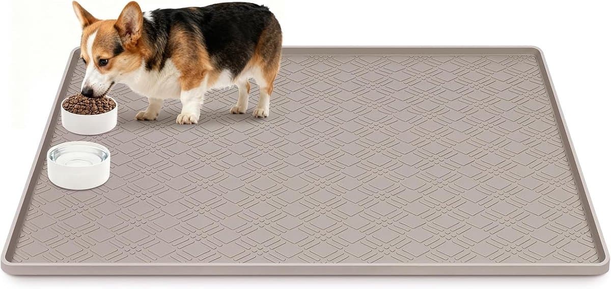 Grote siliconen hondenvoer mat van 42" x 29" in beige voor een schone eetruimte en anti-slip bescherming