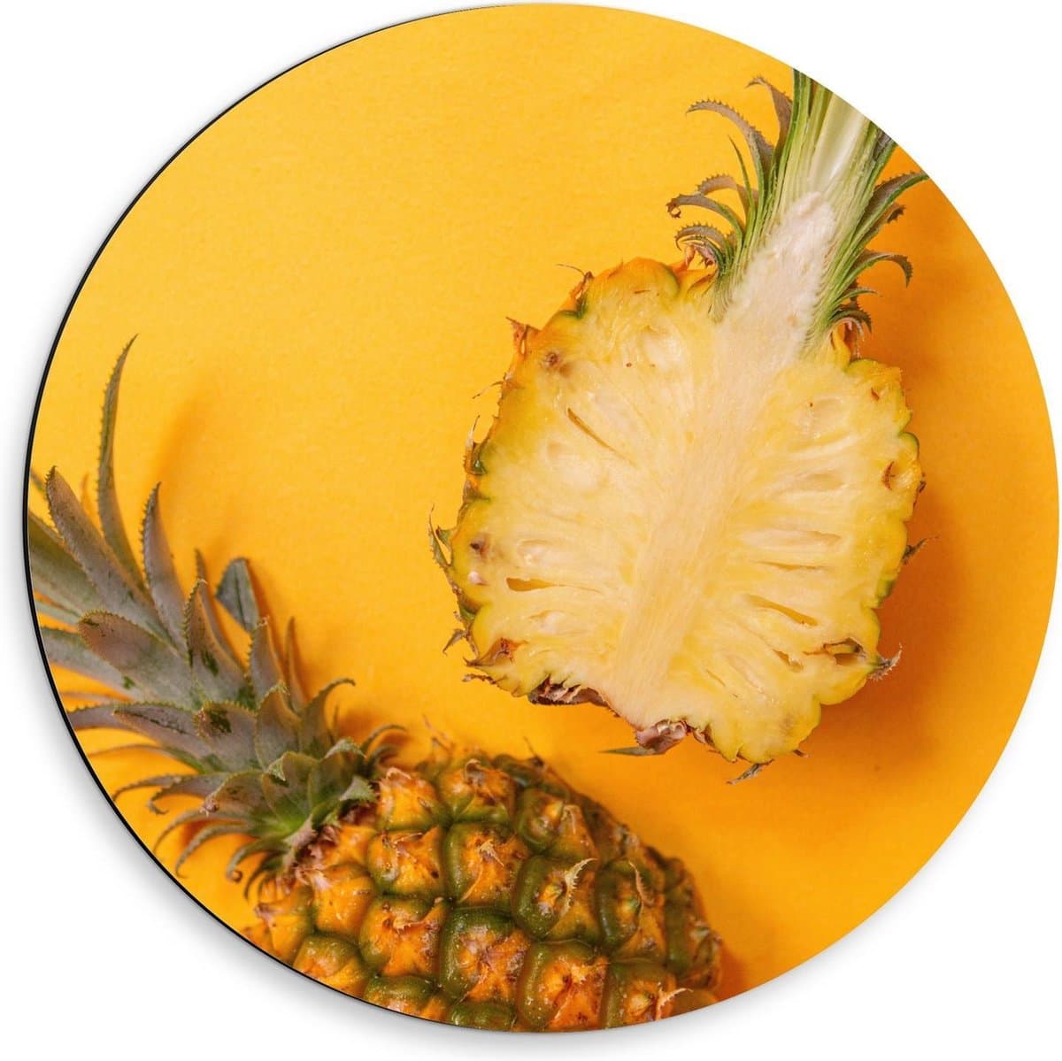 Dibond Wandcirkel - Door midden gesneden Ananas op Gele Achtergrond - 50x50cm Foto op Aluminium Wandcirkel (met ophangsysteem)