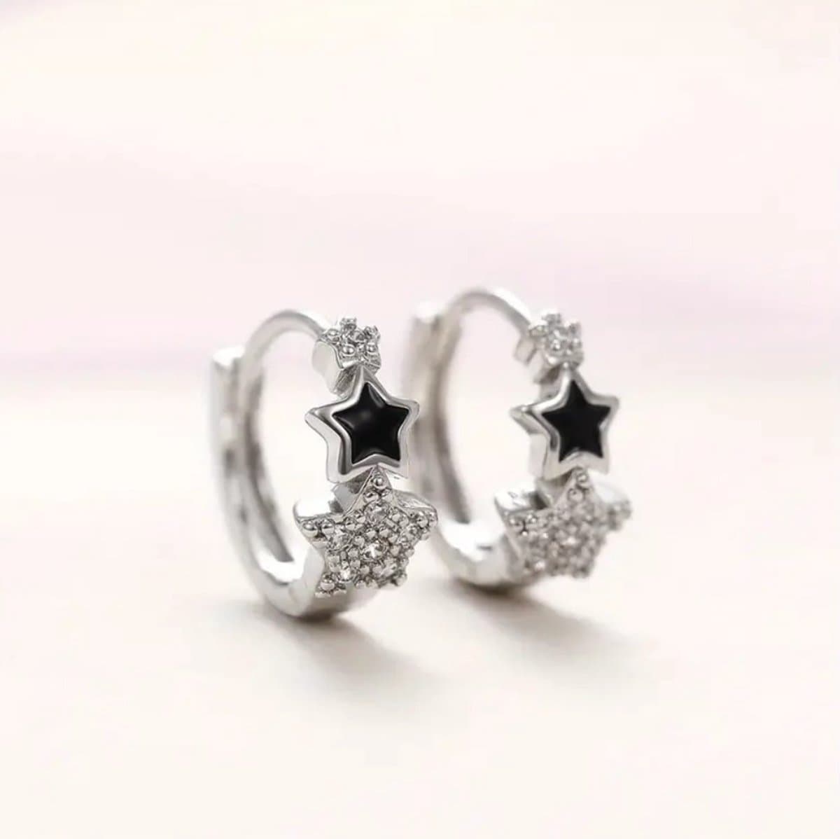 Modieuze oorringen met zwarte emaille ster en fonkelende zirkonia – elegante everyday statement